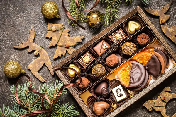 Noel simge, oyuncaklar, ağaç ile çikolata tatlılar