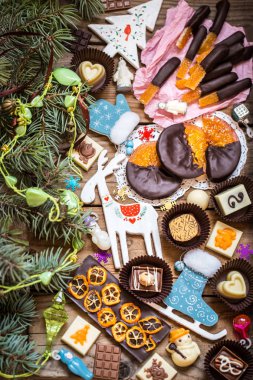 Çikolata şeker, narenciye, şekerlenmiş portakal Noel simgeleri ile