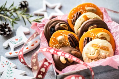 çikolata parçaları, şekerler, Kuruyemiş, baharat ve şekerlenmiş limon ile tatlılar