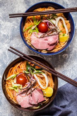 Et, sebze ve otlar, kalamar, limon ile Asya çorbası