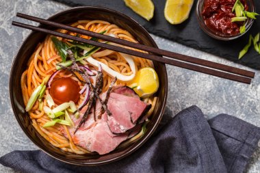 Et, sebze ve otlar, kalamar, limon ile Asya çorbası