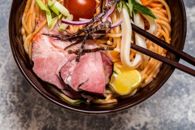 Et, sebze ve otlar, kalamar, limon ile Asya çorbası