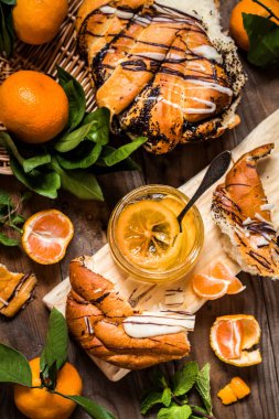 Narenciye tatlı ekmek, kek, portakal ve limon ile reçel