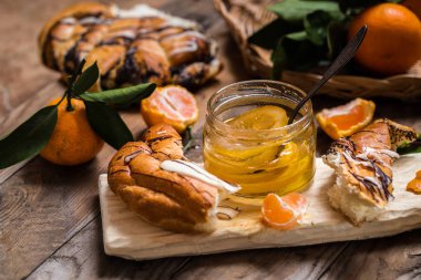 Narenciye tatlı ekmek, kek, portakal ve limon ile reçel