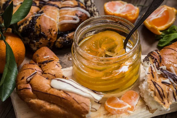 Narenciye tatlı ekmek, kek, portakal ve limon ile reçel