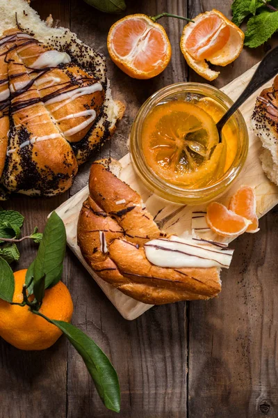 Narenciye tatlı ekmek, kek, portakal ve limon ile reçel