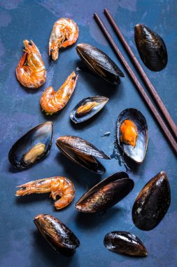 Deniz ürünleri midye kabuğu ve bir mavi arka plan ızgara karides