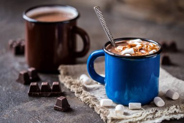 meskalin için metal çevrelerinde küçük lokum ile sıcak çikolata