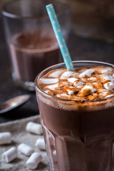 Warme Chocolademelk Met Kleine Marshmallows Een Bekerglas Van Glas — Stockfoto