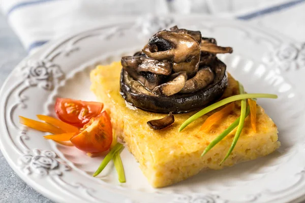 Mısır polenta kavrulmuş mantar ve patlıcan, geleneksel İtalyan yemekleri sebze ve kekik ile