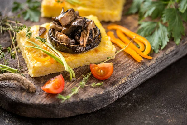 Mısır polenta kavrulmuş mantar ve patlıcan, geleneksel İtalyan yemekleri sebze ve kekik ile