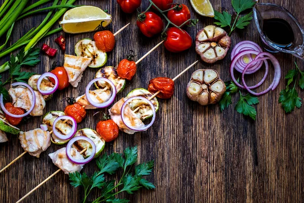 kabak, domates, soğan ve bir ahşap tahta üzerinde otlar ile ızgara tavuk