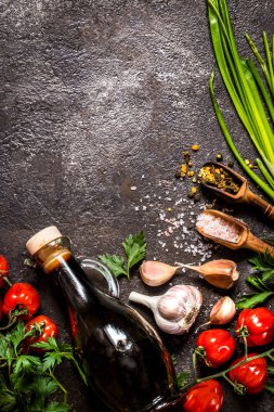 domates, yeşil soğan, tuz, baharat, karanlık bir arka plan üzerinde yemek pişirmek için otlar