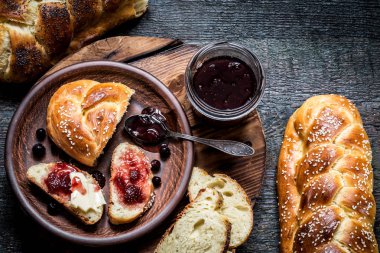 Challah koyu ahşap tahta üzerinde Ziyafet için Yahudi bir ekmektir