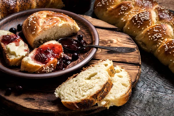 面包是一个犹太人的面包 在黑暗的木板盛宴 — 图库照片