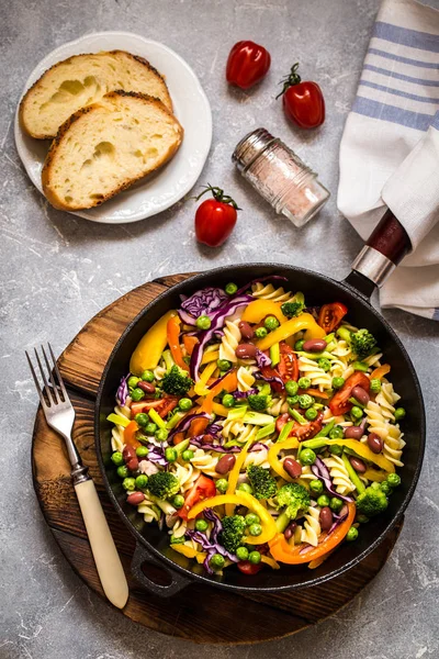 Salada Macarrão Com Brócolis Legumes Repolho Tomate Feijão Ervilhas Verduras — Fotografia de Stock