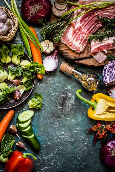 Ingredientes Vegetales Especias Carne Para Cocinar Platos Estilo Rústico — Foto de Stock