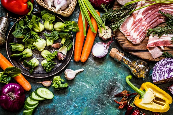 Ingredientes Vegetales Especias Carne Para Cocinar Platos Estilo Rústico — Foto de Stock