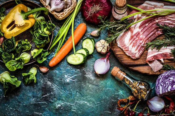 Ingredientes Vegetales Especias Carne Para Cocinar Platos Estilo Rústico — Foto de Stock