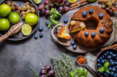 Narenciye ve taze yaban mersini, üzüm ve otlar, yemek pişirmek için malzemeler ile pişirme kek
