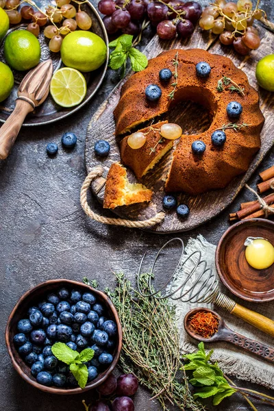 Narenciye ve taze yaban mersini, üzüm ve otlar, yemek pişirmek için malzemeler ile pişirme kek