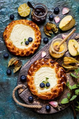 pasta c taze meyveler yaban mersini, meyve, peynir Dolum, ahşap bir tahta üzerinde cheesecake ile