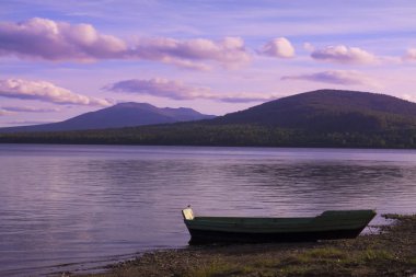 Gölde demirlemiş tekne