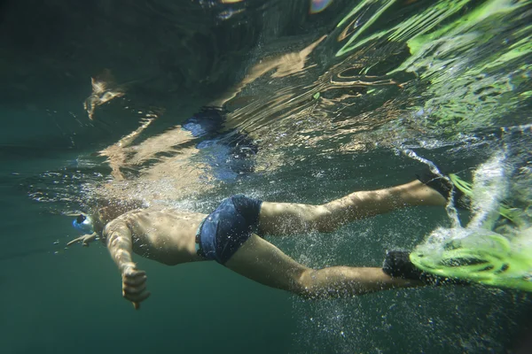 Taucher in Schwimmflossen beim Schnorcheln. Stockbild