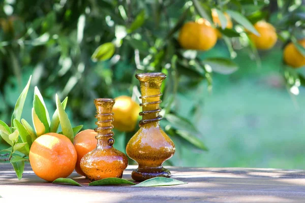 Óleo essencial de citrinos naturais e mandarinas . — Fotografia de Stock