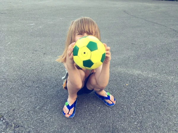 Menino com a bola de futebol, foto de estilo de vida ao ar livre — Fotografia de Stock