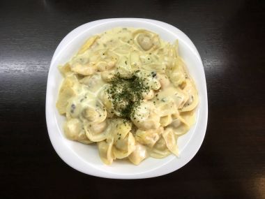 Siyah arka plan ile makarna peynir 4k video, makarna 