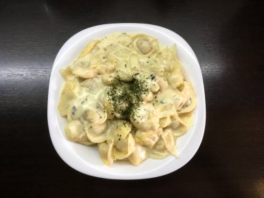 Siyah arka plan ile makarna peynir 4k video, makarna 