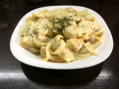 Siyah arka plan ile makarna peynir 4k video, makarna 