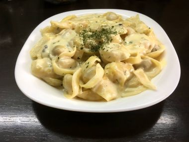 Siyah arka plan ile makarna peynir 4k video, makarna 