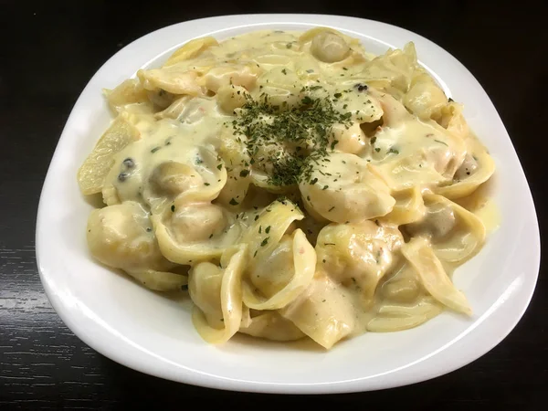 Siyah arka plan ile makarna peynir 4k video, makarna 