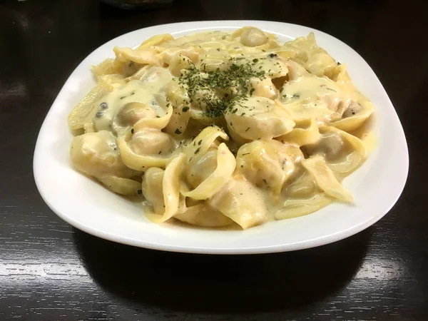 Siyah arka plan ile makarna peynir 4k video, makarna 