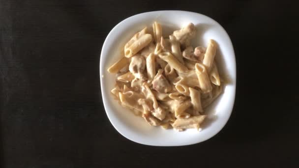 Maccheroni pollo caldo, 4k video su sfondo nero — Video Stock