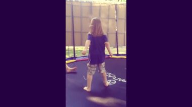 Atlama trambolin 4 k video, vintage, ağır çekim çocuk parkta,