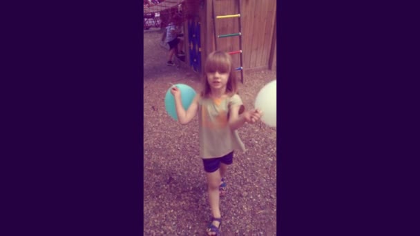 Menino com balões 4k vídeo, câmera lenta, vintage — Vídeo de Stock