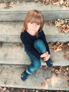 Çocuk merdivenlerde, sonbahar fotoğraf 
