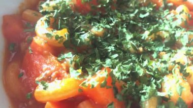 Bolonez soslu makarna, yemek videosu 4K yakın çekim.