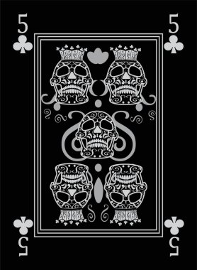 5 numaralı klüplerde oynuyorum. Süslü kafatası siyah beyaz. 