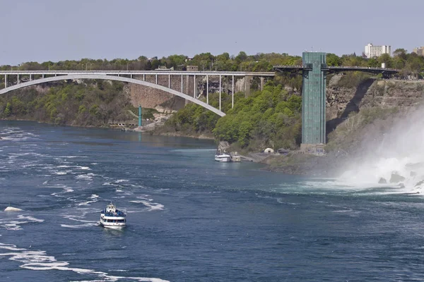 Güzel fotoğraf şaşırtıcı Niagara Şelalesi, bir köprü ve bir gemi ABD yan