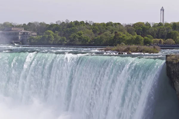 Şaşırtıcı Niagara falls Kanadalı taraftan ile güzel izole görüntüsü — Stok fotoğraf