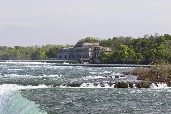 Schöner Hintergrund mit dem Fluss direkt vor den atemberaubenden Niagarafällen — Stockfoto