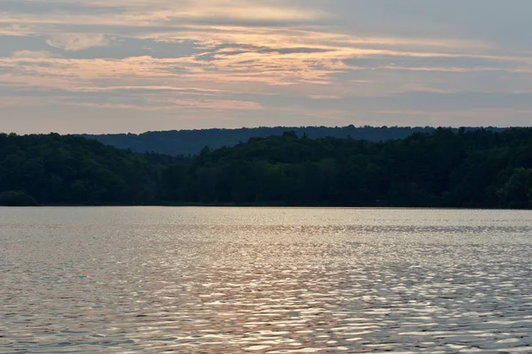 Vackra isolerade bild med sjön och skogen på solnedgången — Stockfoto