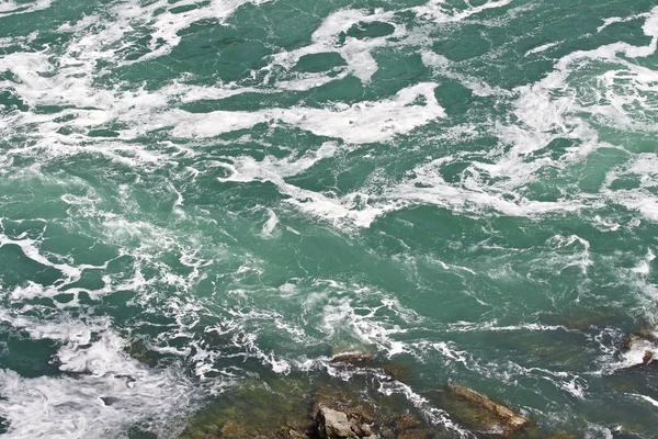 Piękne zdjęcie na białym tle wody w pobliżu niesamowite Niagara falls — Zdjęcie stockowe