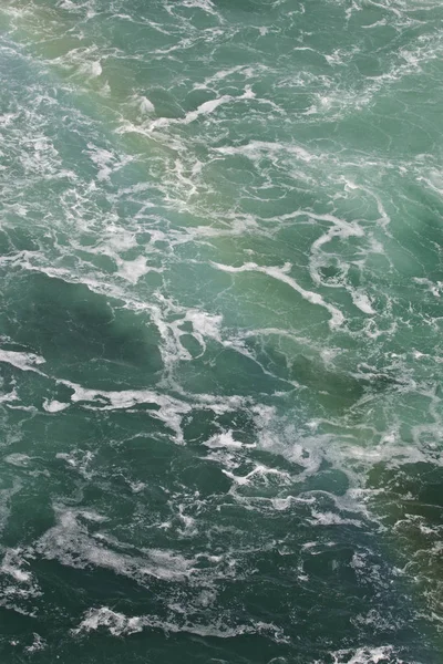 Vackra isolerade foto med vattnet nära fantastiska Niagarafallen med en regnbåge — Stockfoto