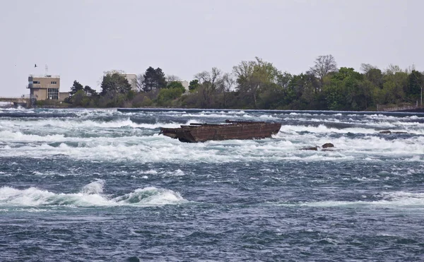 Krásný obrázek s rozbitý člun na řece těsně před úžasný Niagarské vodopády — Stock fotografie