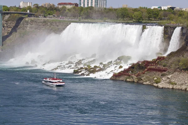 Vackert foto av den fantastiska Niagara vattenfallen och ett skepp på USA sida — Stockfoto